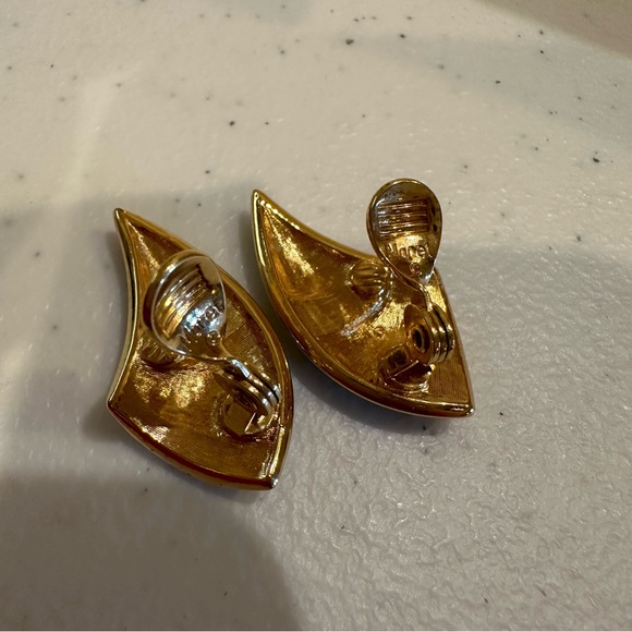 NWT/NOS 1980’s Vintage Monet clip-on earrings gold tone black enamel rhinestones - Picture 7 of 10